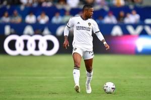 道格拉斯-科斯塔任意球破门,助洛杉矶银河1-0领先多伦多FC