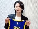 防弹少年团官推晒成员手持勇士球衣🏆库里：爱了爱了！