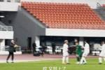 埋下伏笔？浙江vs武里南上半场冲突：汶玛探顶牛后假摔，董宇染黄